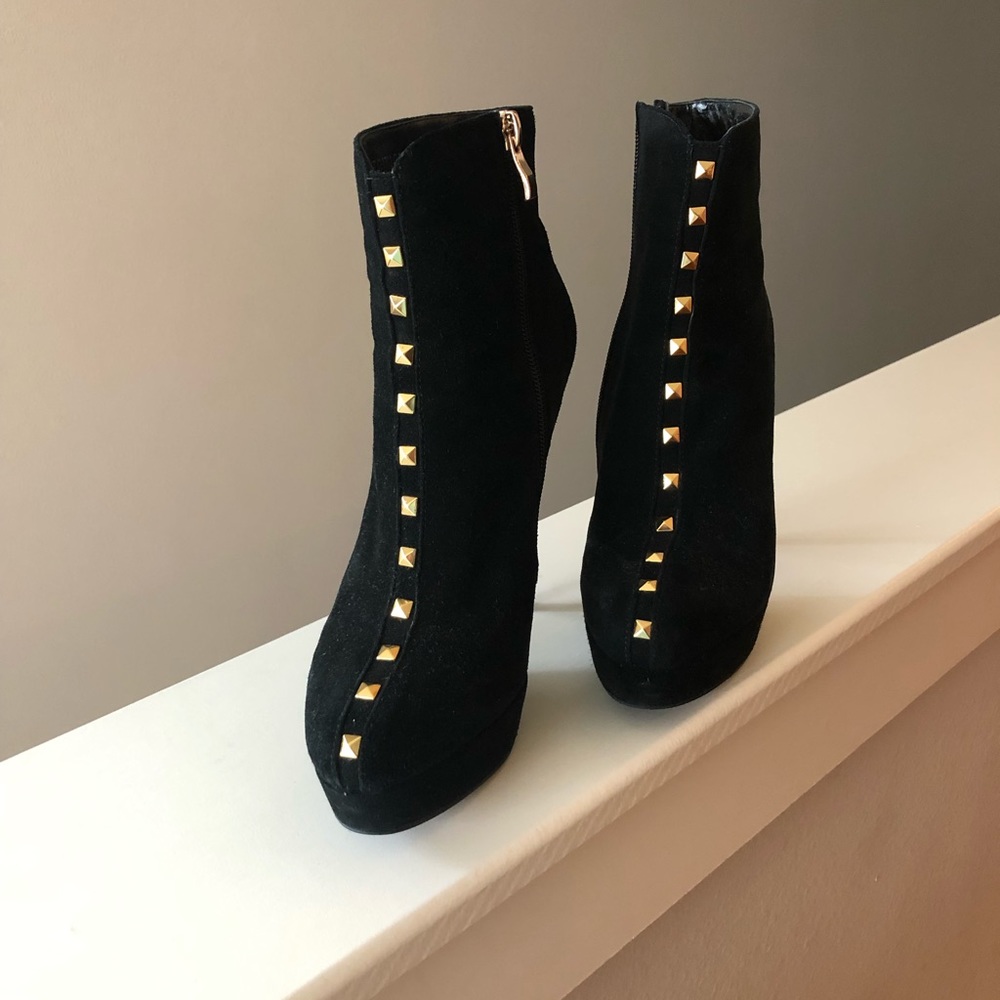 Extra high heeled black suede booties